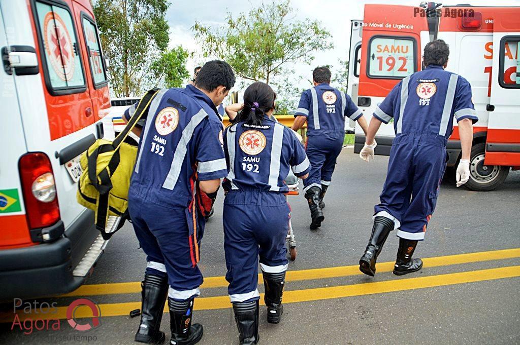 Bombeiros retiram vítimas das ferragens com vida depois de colisão entre carretas na BR-365 | Patos Agora - A notícia no seu tempo - https://patosagora.net