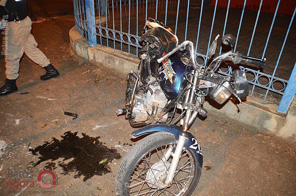 Motociclista de 17 anos avança sinal vermelho na Rua Doutor Marcolino e provoca grave acidente  | Patos Agora - A notícia no seu tempo - https://patosagora.net