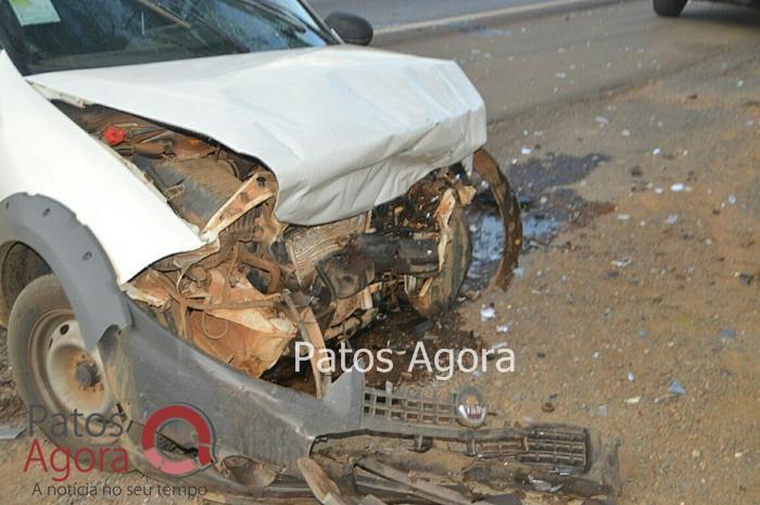 Condutora realiza conversão na BR-365 e provoca grave acidente  | Patos Agora - A notícia no seu tempo - https://patosagora.net