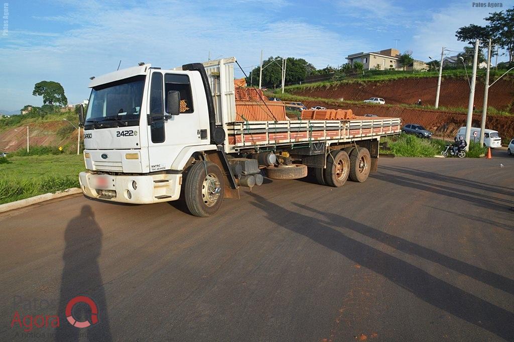 Acidente entre motocicleta e caminhão deixa rapaz gravemente ferido na Av. Fátima Porto | Patos Agora - A notícia no seu tempo - https://patosagora.net