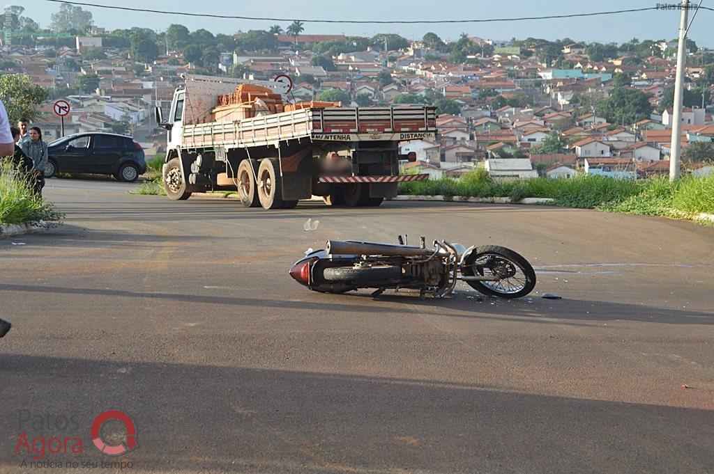 Acidente entre motocicleta e caminhão deixa rapaz gravemente ferido na Av. Fátima Porto | Patos Agora - A notícia no seu tempo - https://patosagora.net