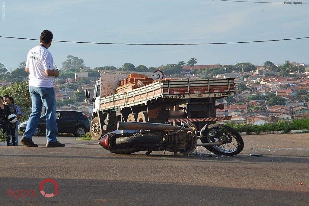 Acidente entre motocicleta e caminhão deixa rapaz gravemente ferido na Av. Fátima Porto | Patos Agora - A notícia no seu tempo - https://patosagora.net