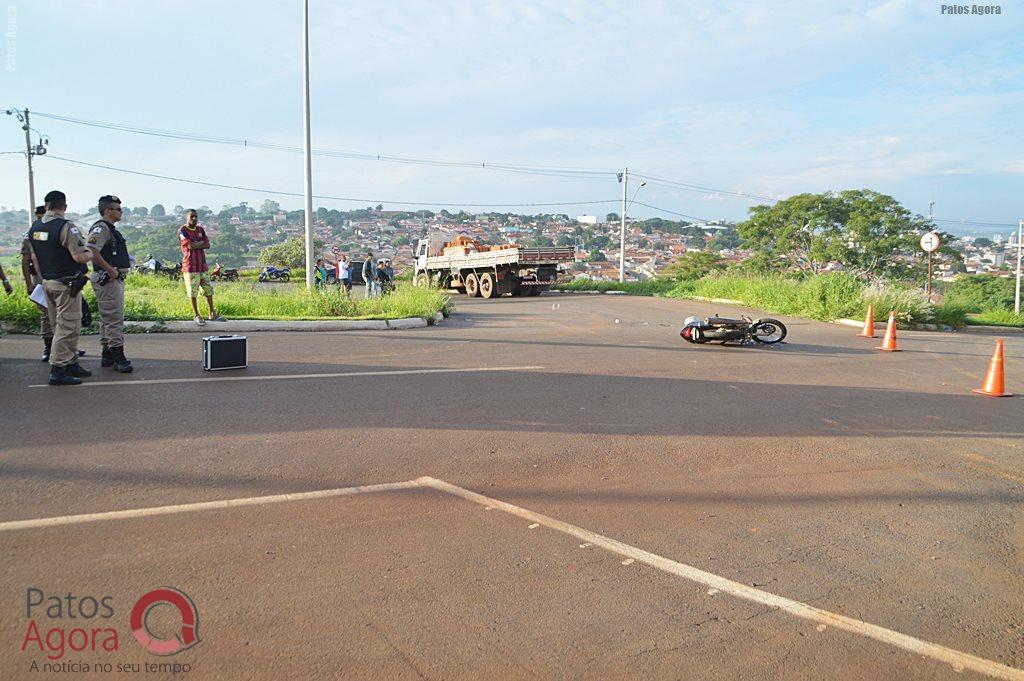 Acidente entre motocicleta e caminhão deixa rapaz gravemente ferido na Av. Fátima Porto | Patos Agora - A notícia no seu tempo - https://patosagora.net