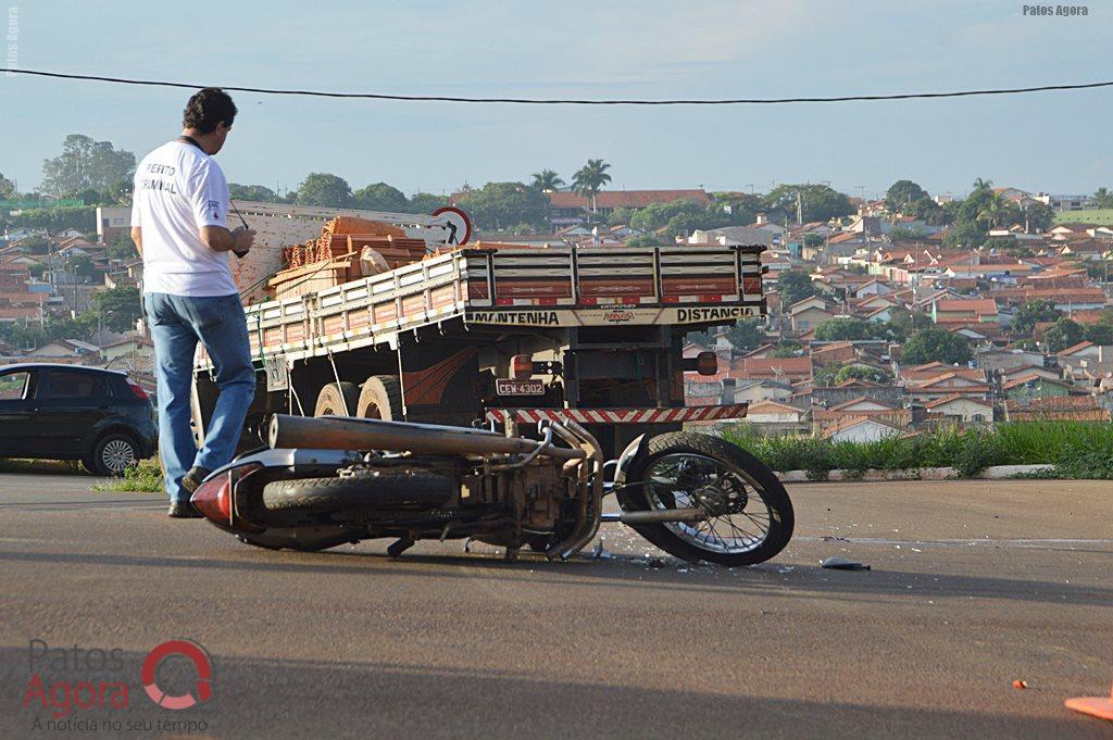 Acidente entre motocicleta e caminhão deixa rapaz gravemente ferido na Av. Fátima Porto | Patos Agora - A notícia no seu tempo - https://patosagora.net