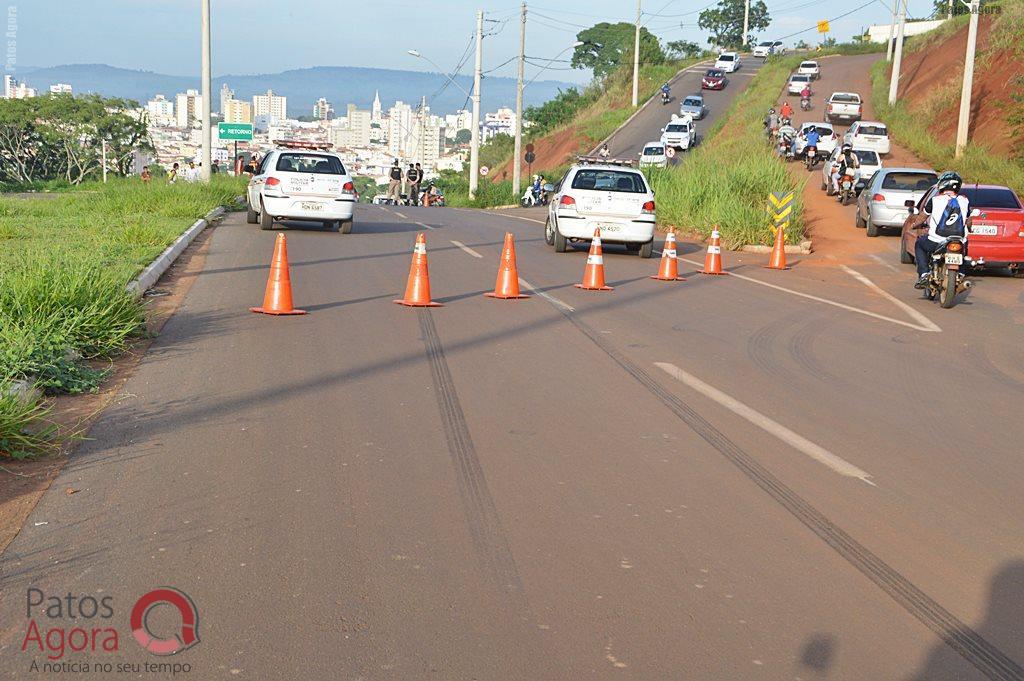 Acidente entre motocicleta e caminhão deixa rapaz gravemente ferido na Av. Fátima Porto | Patos Agora - A notícia no seu tempo - https://patosagora.net