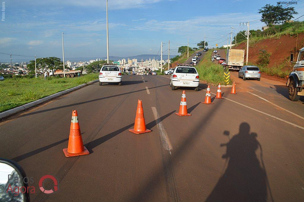 Acidente entre motocicleta e caminhão deixa rapaz gravemente ferido na Av. Fátima Porto | Patos Agora - A notícia no seu tempo - https://patosagora.net