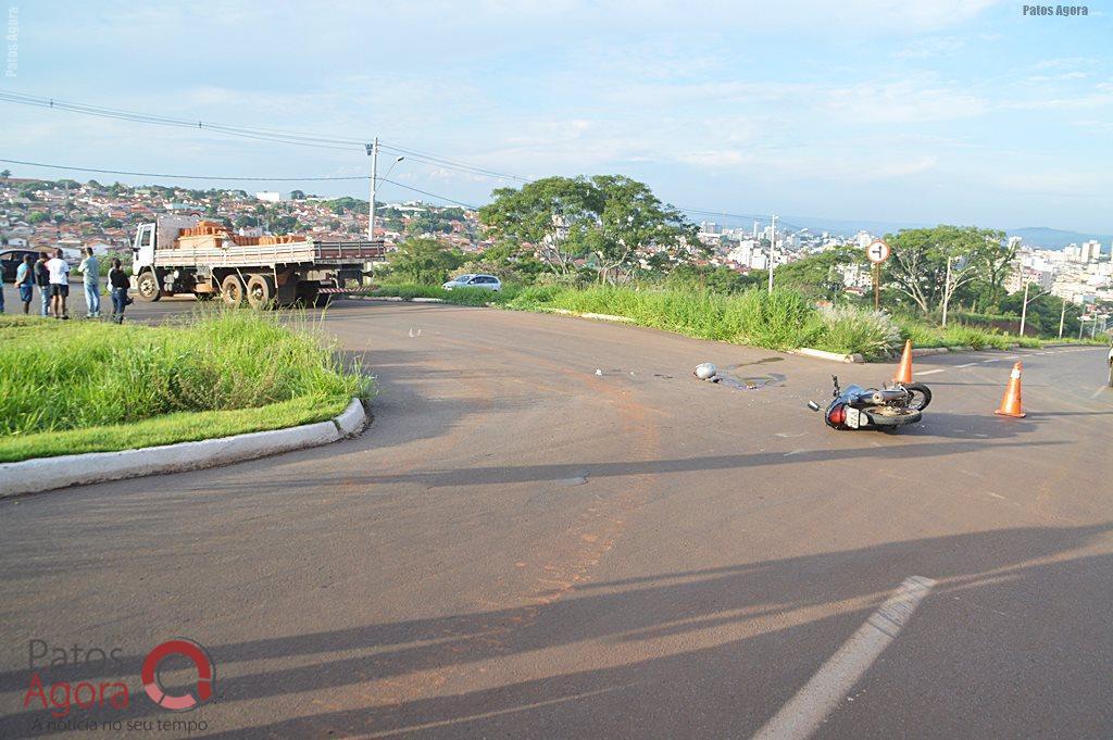 Acidente entre motocicleta e caminhão deixa rapaz gravemente ferido na Av. Fátima Porto | Patos Agora - A notícia no seu tempo - https://patosagora.net