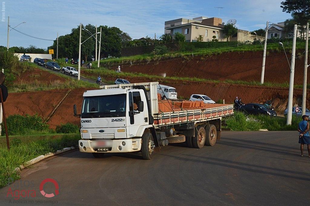 Acidente entre motocicleta e caminhão deixa rapaz gravemente ferido na Av. Fátima Porto | Patos Agora - A notícia no seu tempo - https://patosagora.net