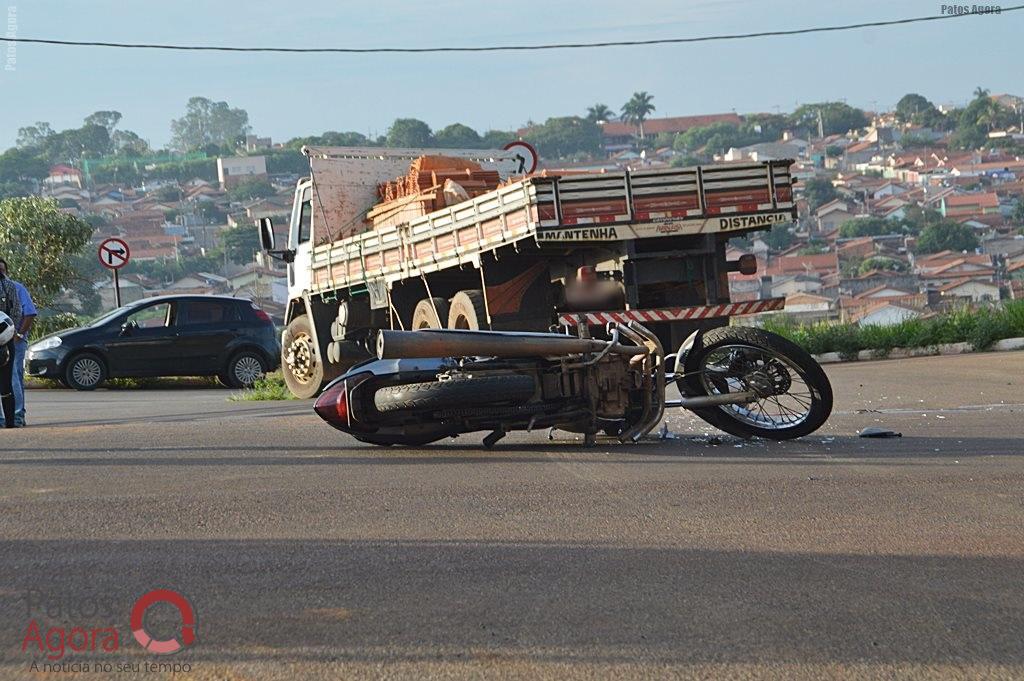 Acidente entre motocicleta e caminhão deixa rapaz gravemente ferido na Av. Fátima Porto | Patos Agora - A notícia no seu tempo - https://patosagora.net