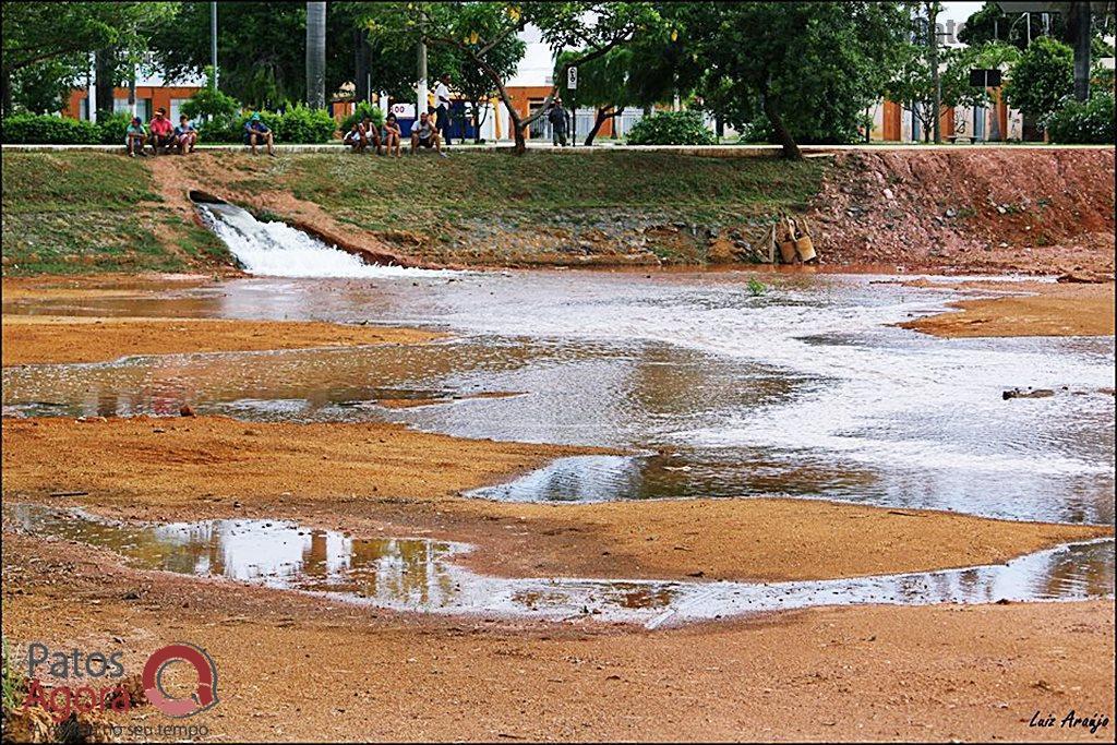 Com lixo e mato COPASA inicia o processo de reativação do espelho dágua da Lagoa Grande  | Patos Agora - A notícia no seu tempo - https://patosagora.net