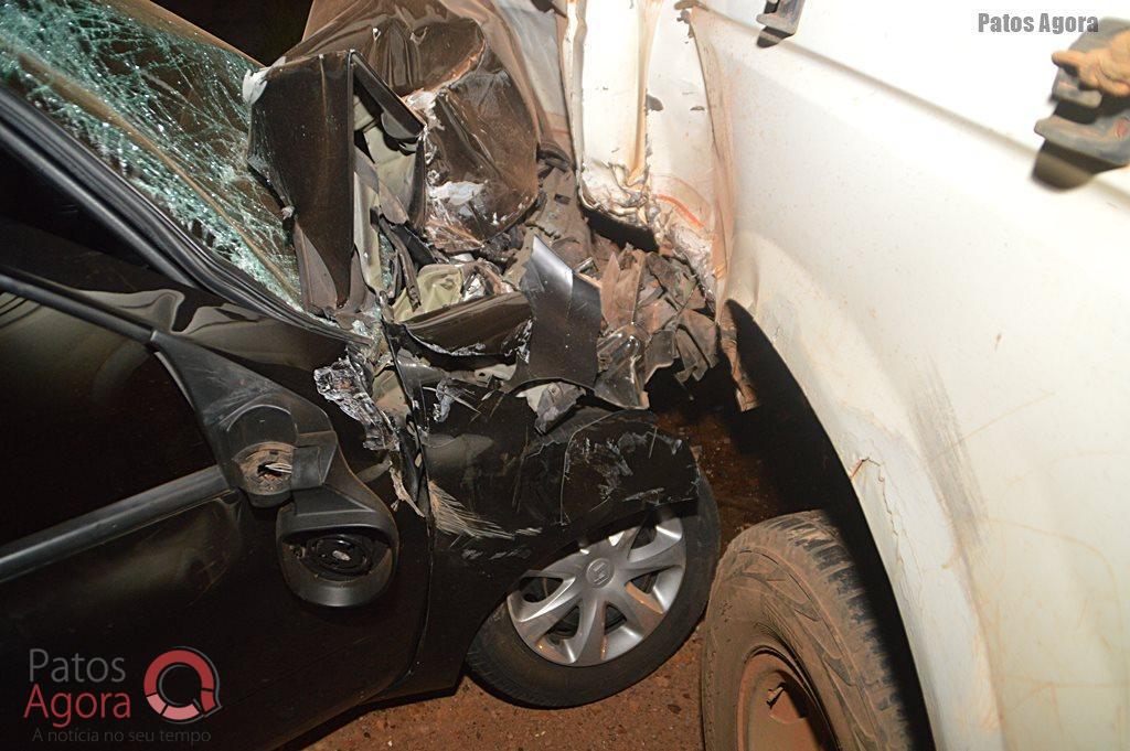 Colisão entre caminhonete e veículo de passeio deixa 3 pessoas feridas na BR-365 | Patos Agora - A notícia no seu tempo - https://patosagora.net