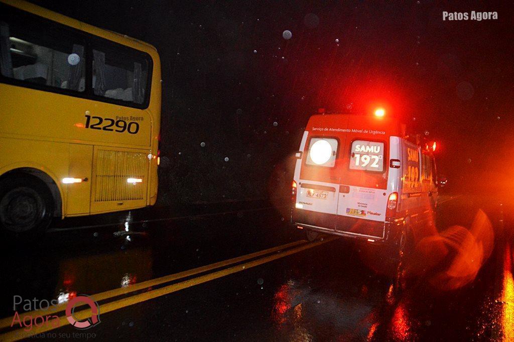 Carro aquaplana bate em barranco e colide em ônibus na BR-365 | Patos Agora - A notícia no seu tempo - https://patosagora.net