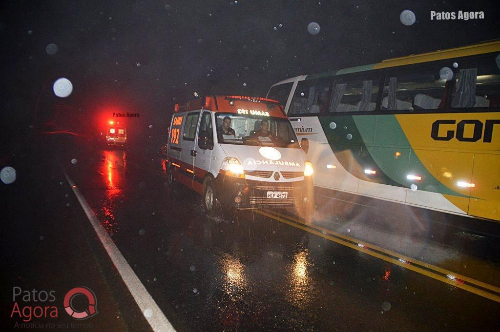 Carro aquaplana bate em barranco e colide em ônibus na BR-365 | Patos Agora - A notícia no seu tempo - https://patosagora.net