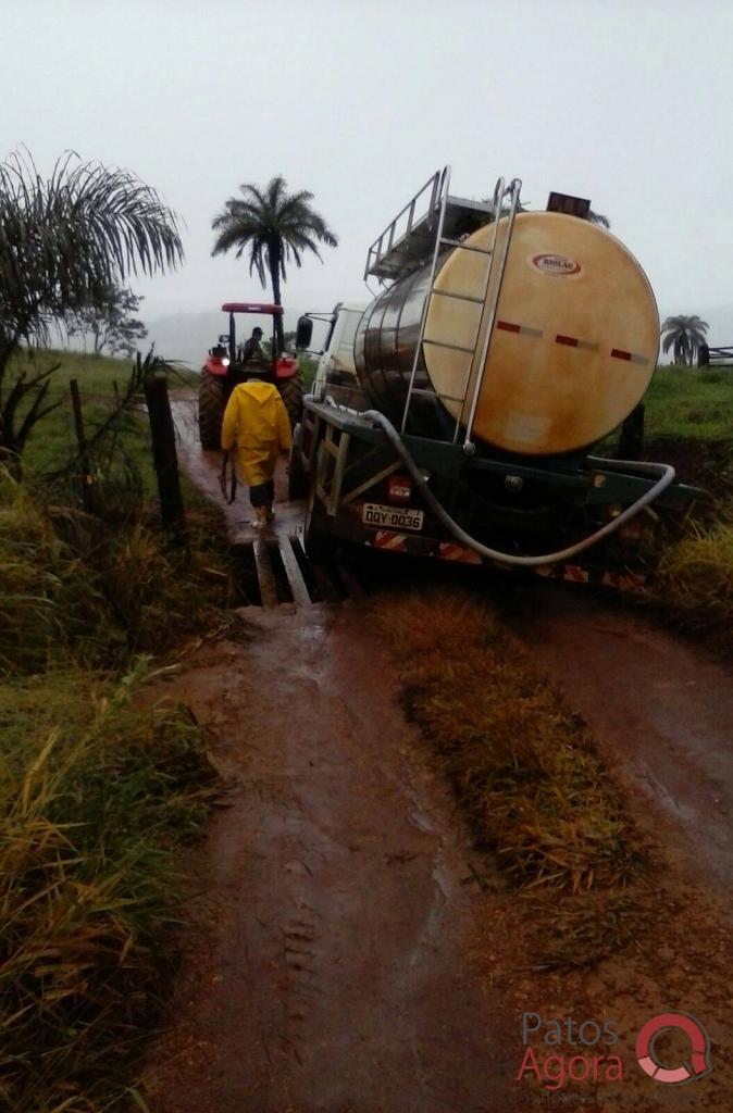 Caminhão de transporte de leite atola em estrada vicinal de Carmo do Paranaíba | Patos Agora - A notícia no seu tempo - https://patosagora.net
