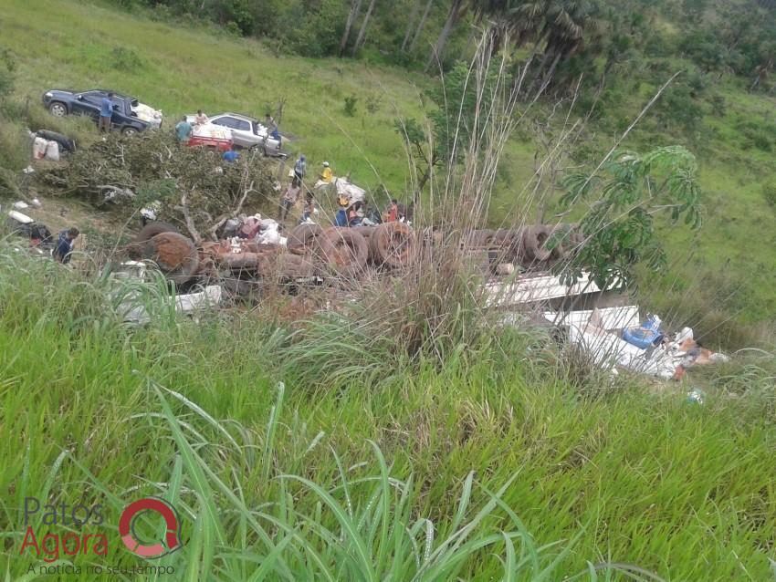 Homem de 27 anos morre após carreta tombar na BR-040 próximo de João Pinheiro | Patos Agora - A notícia no seu tempo - https://patosagora.net