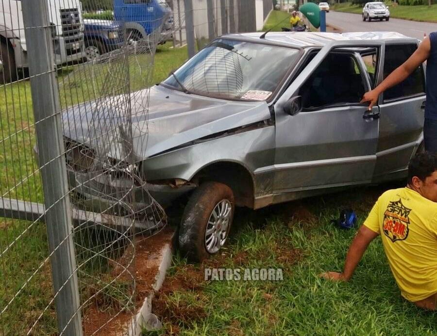 Motorista fica ferido após colidir em poste de iluminação pública na Avenida JK | Patos Agora - A notícia no seu tempo - https://patosagora.net