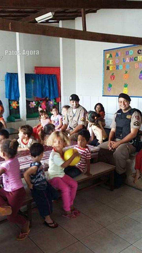 Policiais de Lagoa Formosa fazem doação de brinquedos em creche | Patos Agora - A notícia no seu tempo - https://patosagora.net