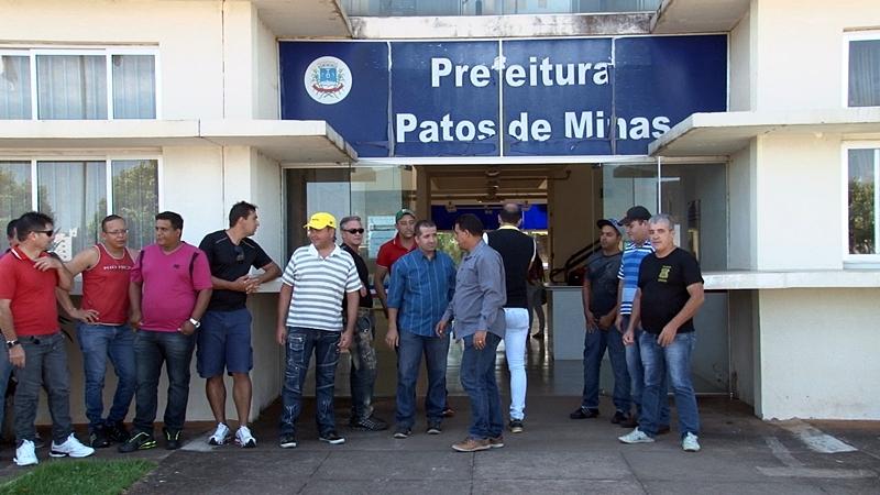 Vigilantes demitidos protestam na sede da prefeitura | Patos Agora - A notícia no seu tempo - https://patosagora.net