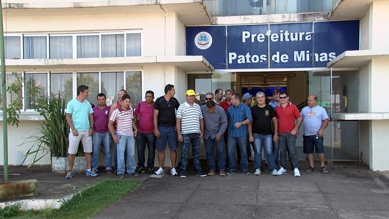 Vigilantes demitidos protestam na sede da prefeitura | Patos Agora - A notícia no seu tempo - https://patosagora.net