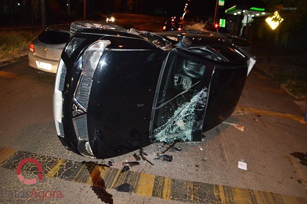 Motorista perde controle de caminhonete e tomba na Avenida Marabá | Patos Agora - A notícia no seu tempo - https://patosagora.net
