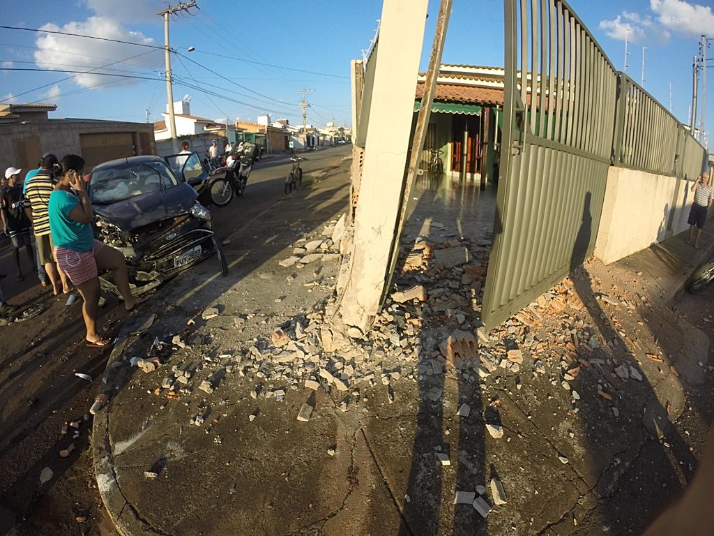 Motorista fica ferido após colidir em muro de residência no bairro Jardim Califórnia | Patos Agora - A notícia no seu tempo - https://patosagora.net