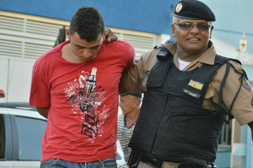 Bandidos levam pochete com mais de 4500 reais mas  acabam presos pela policia militar  | Patos Agora - A notícia no seu tempo - https://patosagora.net