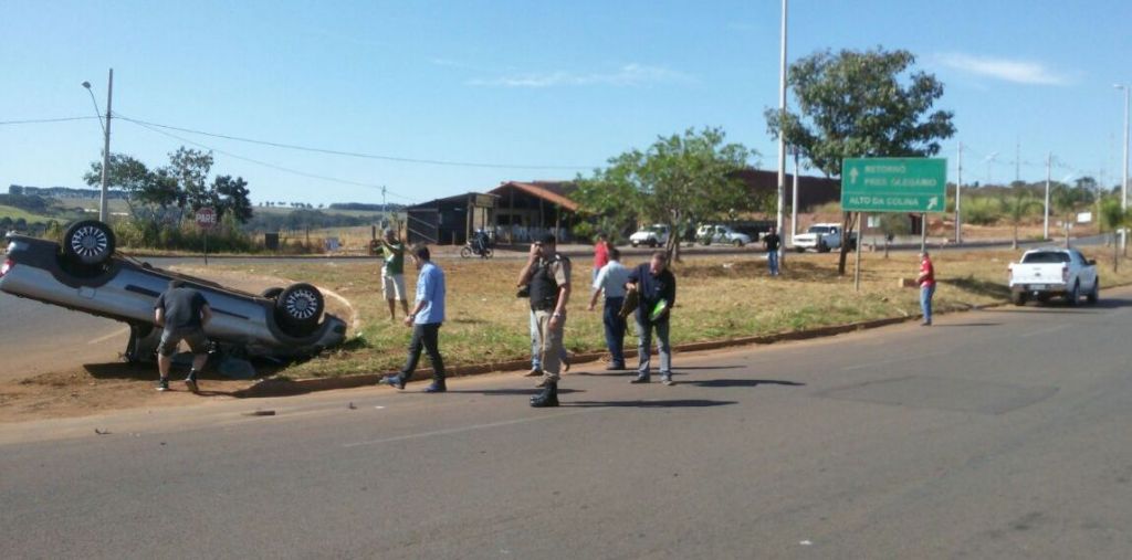 Picape capota após acidente na Avenida Marabá  | Patos Agora - A notícia no seu tempo - https://patosagora.net