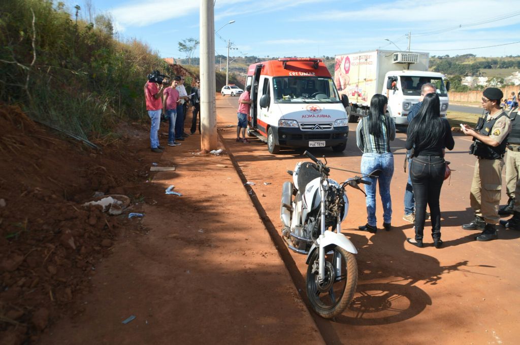 Casal fica ferido após colisão em poste no prolongamento da Avenida Fátima Porto | Patos Agora - A notícia no seu tempo - https://patosagora.net