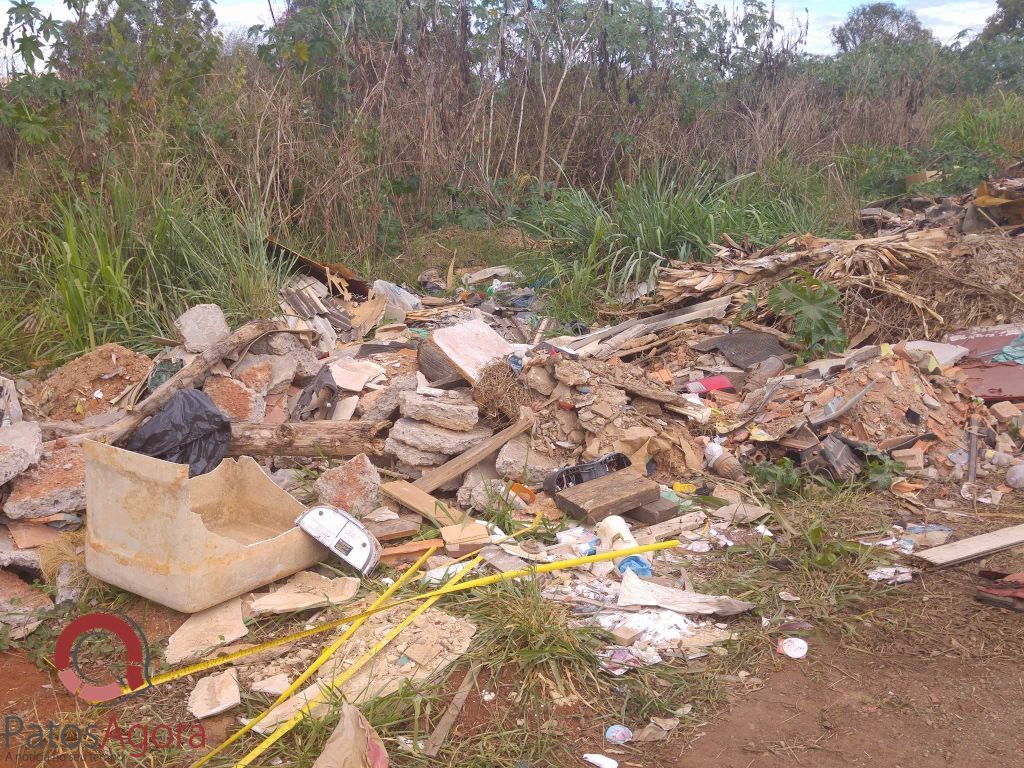 Moradores do bairro Cidade Nova denunciam lixão que se formou em terreno da prefeitura | Patos Agora - A notícia no seu tempo - https://patosagora.net