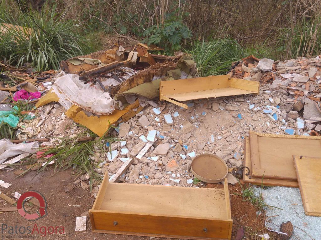 Moradores do bairro Cidade Nova denunciam lixão que se formou em terreno da prefeitura | Patos Agora - A notícia no seu tempo - https://patosagora.net