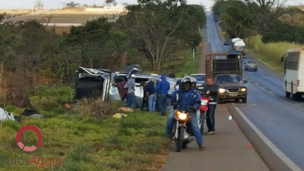 Motorista fica ferido após capotar caminhonete na BR-354 em Lagoa Formosa | Patos Agora - A notícia no seu tempo - https://patosagora.net