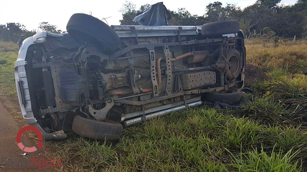 Motorista fica ferido após capotar caminhonete na BR-354 em Lagoa Formosa | Patos Agora - A notícia no seu tempo - https://patosagora.net