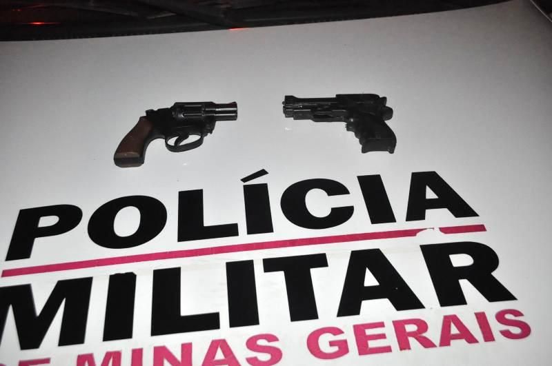 Réplicas de armas são encontradas com um adolescente e um rapaz no bairro Caramuru | Patos Agora - A notícia no seu tempo - https://patosagora.net