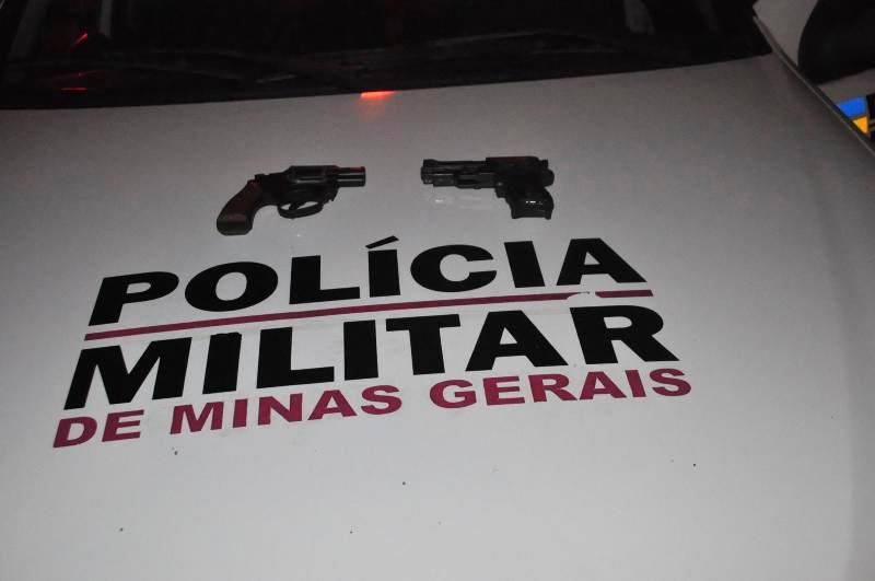 Réplicas de armas são encontradas com um adolescente e um rapaz no bairro Caramuru | Patos Agora - A notícia no seu tempo - https://patosagora.net