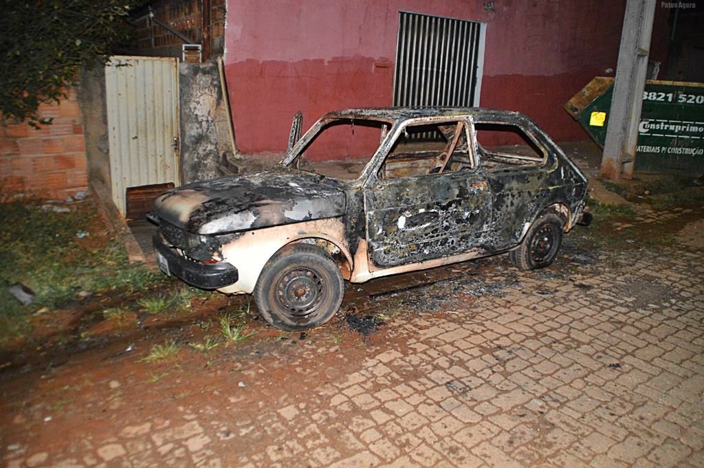 Carro fica completamente destruído após pegar fogo | Patos Agora - A notícia no seu tempo - https://patosagora.net