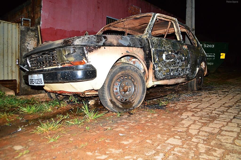 Carro fica completamente destruído após pegar fogo | Patos Agora - A notícia no seu tempo - https://patosagora.net