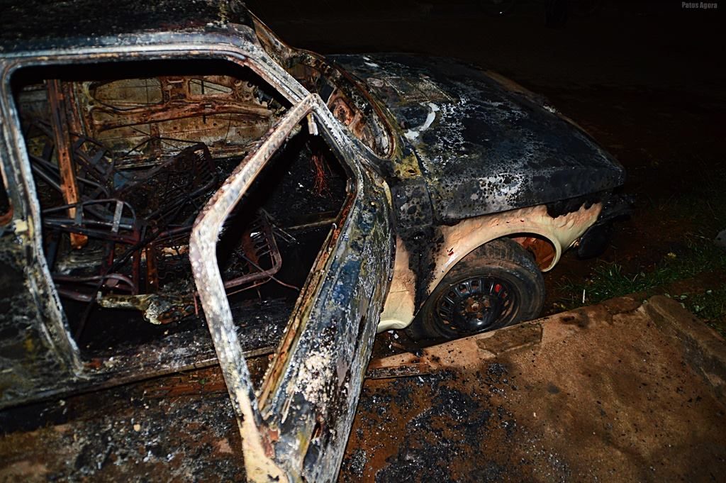 Carro fica completamente destruído após pegar fogo | Patos Agora - A notícia no seu tempo - https://patosagora.net