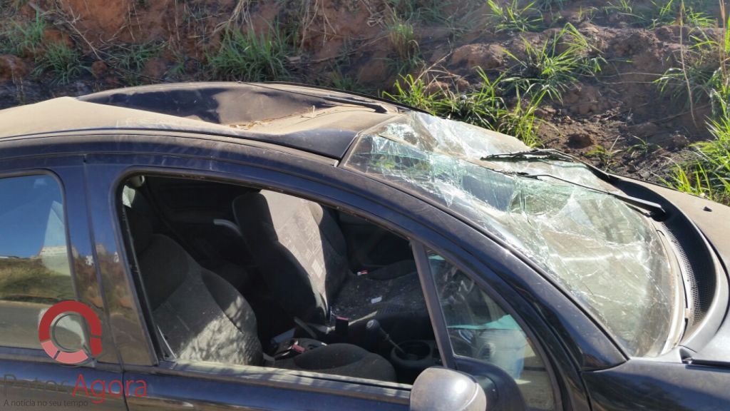 Pneu de carro fura, motorista perde o controle e capota na Avenida Fátima Porto | Patos Agora - A notícia no seu tempo - https://patosagora.net
