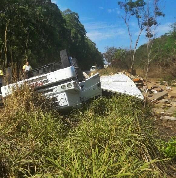 VARJÃO DE MINAS: Motorista morre após tombar caminhão na BR-365 | Patos Agora - A notícia no seu tempo - https://patosagora.net