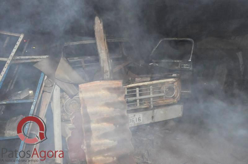 Veículo pega fogo em quintal de residência no bairro Nossa Senhora de Fátima  | Patos Agora - A notícia no seu tempo - https://patosagora.net