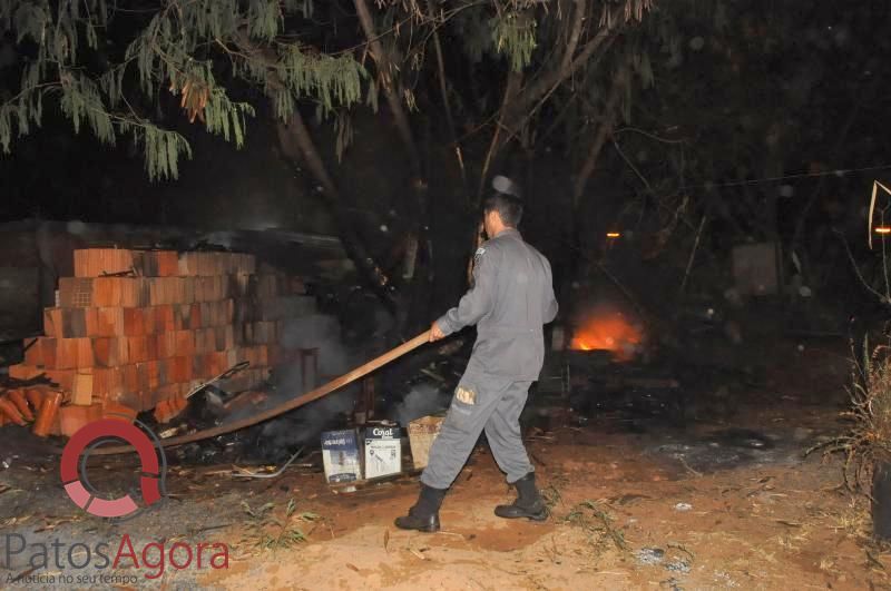 Veículo pega fogo em quintal de residência no bairro Nossa Senhora de Fátima  | Patos Agora - A notícia no seu tempo - https://patosagora.net