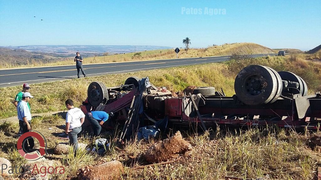 Motorista morre após caminhão capotar na BR-146 próximo de Serra do Salitre | Patos Agora - A notícia no seu tempo - https://patosagora.net