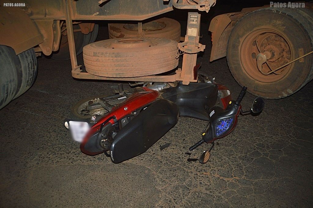 Motoneta vai parar debaixo de carreta em acidente na Rua Dona Luiza | Patos Agora - A notícia no seu tempo - https://patosagora.net