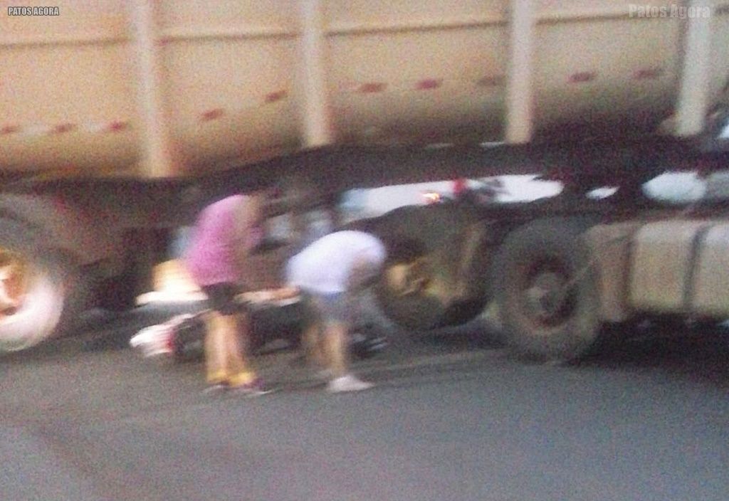 Motoneta vai parar debaixo de carreta em acidente na Rua Dona Luiza | Patos Agora - A notícia no seu tempo - https://patosagora.net