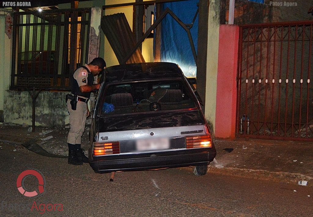 Motorista atinge portão de casa no bairro Padre Eustáquio | Patos Agora - A notícia no seu tempo - https://patosagora.net
