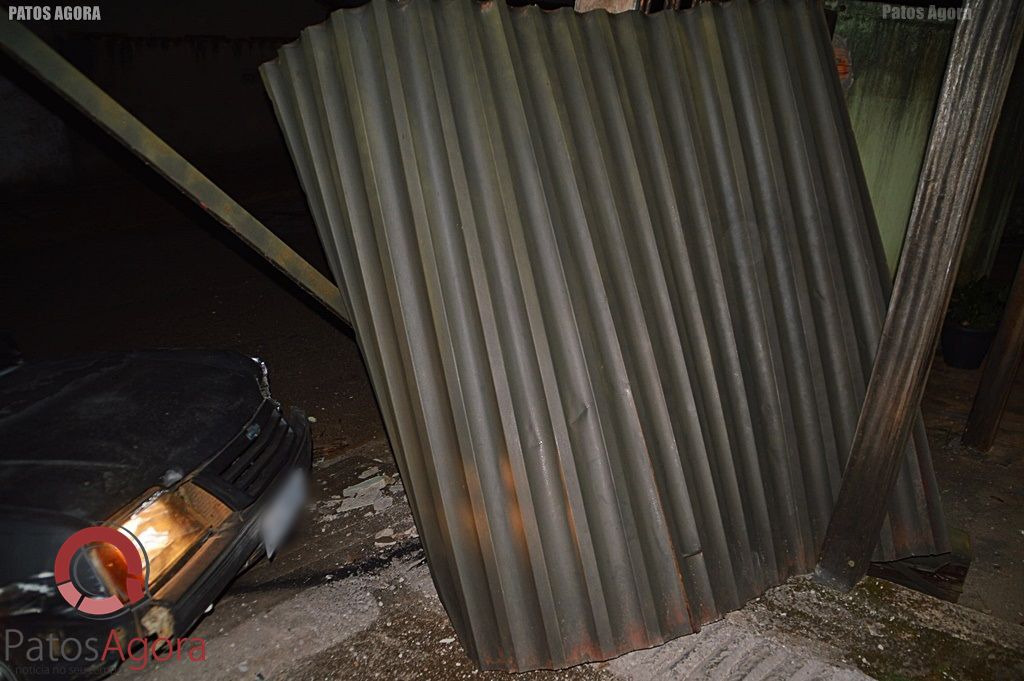Motorista atinge portão de casa no bairro Padre Eustáquio | Patos Agora - A notícia no seu tempo - https://patosagora.net