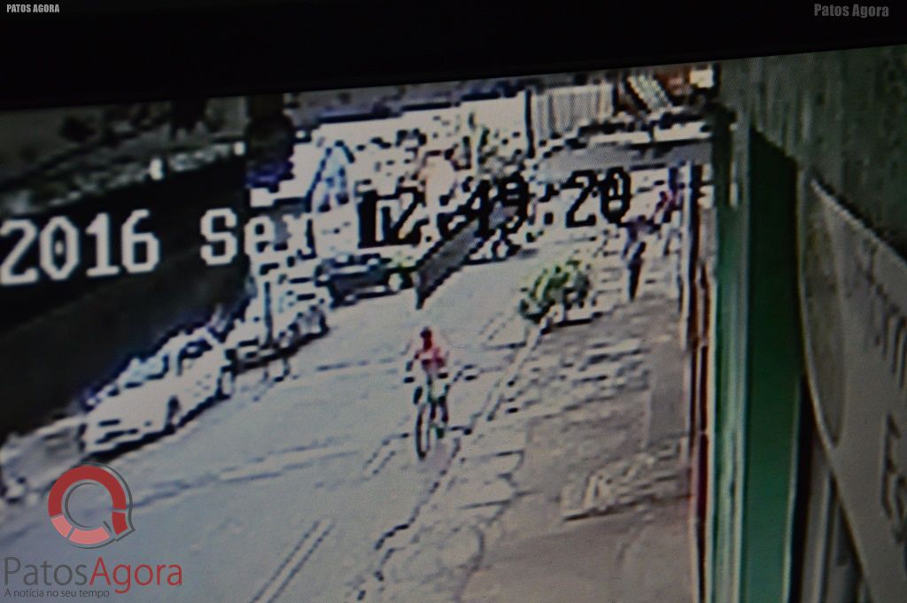 Câmera flagra acidente entre carro e motoneta em Patos de Minas | Patos Agora - A notícia no seu tempo - https://patosagora.net