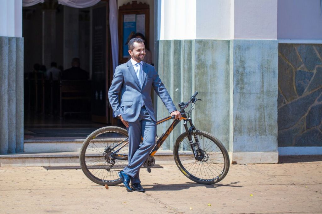 Noivo chega de bicicleta no casamento em Lagoa Formosa | Patos Agora - A notícia no seu tempo - https://patosagora.net
