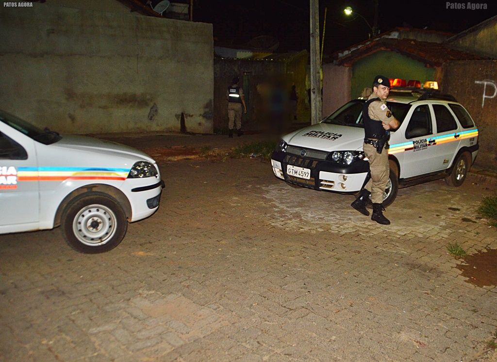 Imagens exclusivas: PM aborda suspeito que furtou mochila de dentro de viatura | Patos Agora - A notícia no seu tempo - https://patosagora.net