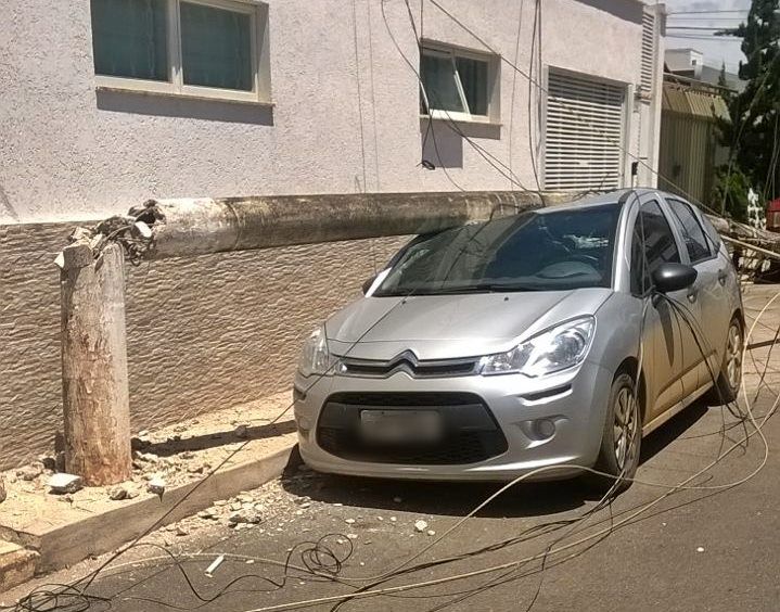 Poste cai em cima de carro após guincho arrastar fiação no  Bairro Cônego Getúlio | Patos Agora - A notícia no seu tempo - https://patosagora.net
